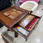 میز تخته نرد و شطرنج ۶ بازی لوگان کرم قهوه ای 2 مبله